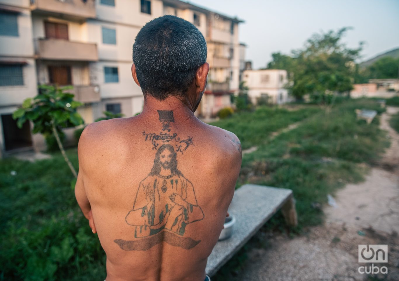 “Hace 25 años llevo tatuado a Jesús en mi espalda”, me confesó un barrio en la periferia de Holguín. Foto: Kaloian.