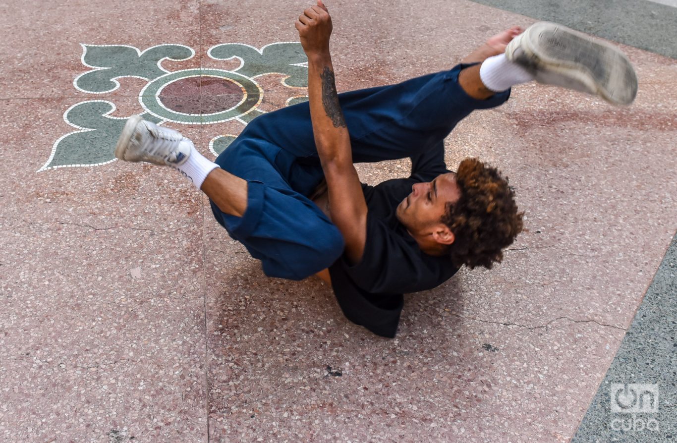 Un B-Boy (joven involucrado con la cultura hip-hop, en especial, breakdancer) improvisando en el Paseo del Prado. Foto: Kaloian.