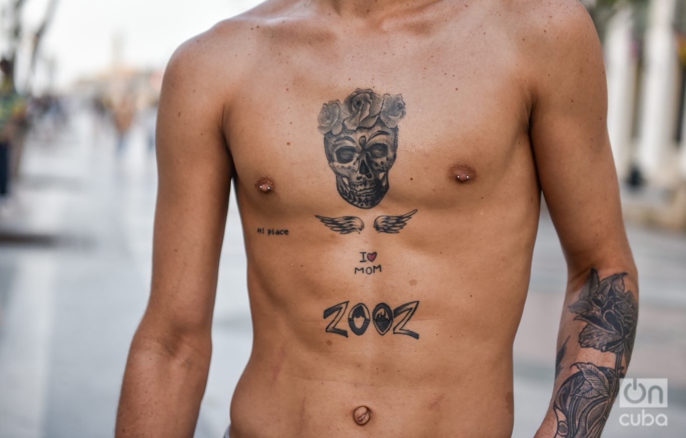 Tatuajes de uno de los skater del Paseo del Prado. Foto: Kaloian.