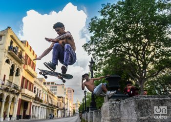 Un skater demuestra sus habilidades en el Paseo del Prado. Foto: Kaloian.
