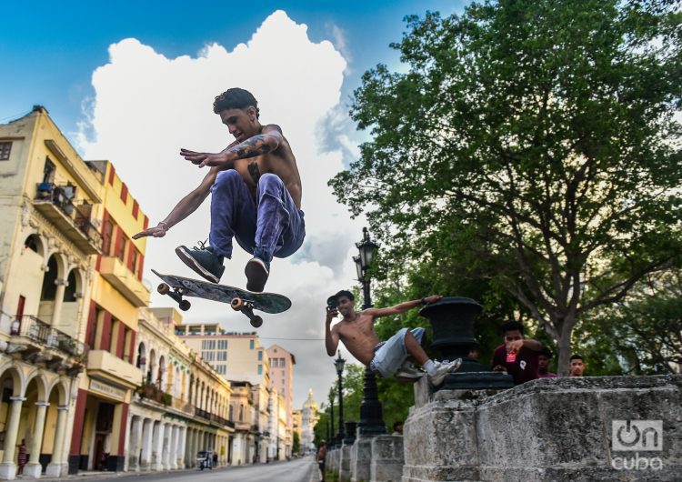 Un skater demuestra sus habilidades en el Paseo del Prado. Foto: Kaloian.