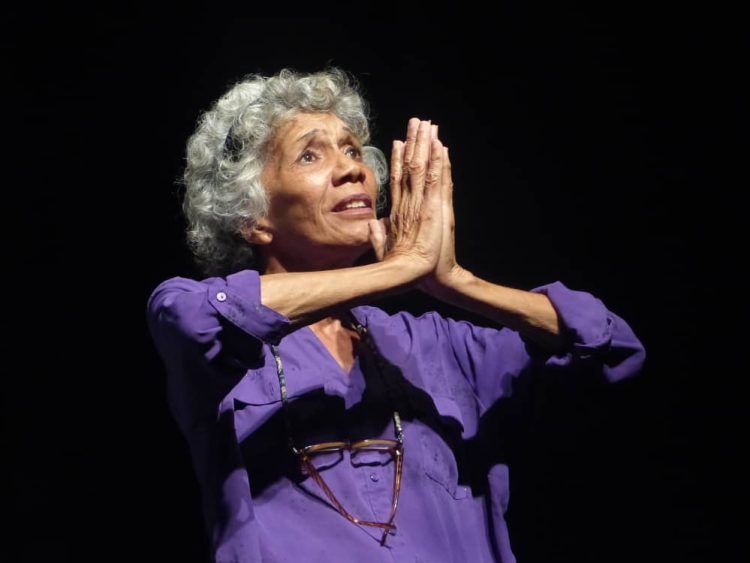 Estela Cristina, representando a la anciana que ha sido abandonada por su familia. Foto: cortesía de Teatro del Sol.
