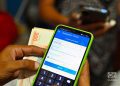 Una persona accede a Transfermóvil en su celular. Foto: Otmaro Rodríguez.