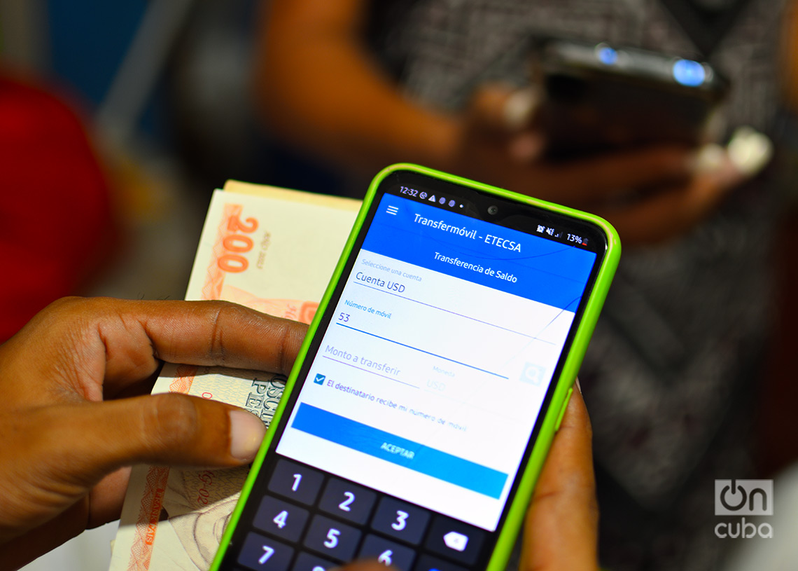 Una persona accede a Transfermóvil en su celular. Foto: Otmaro Rodríguez.