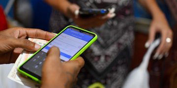 Una persona accede a Transfermóvil en su celular. Foto: Otmaro Rodríguez.