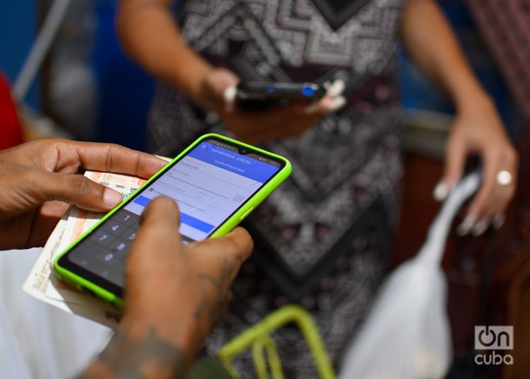 Una persona accede a Transfermóvil en su celular. Foto: Otmaro Rodríguez.