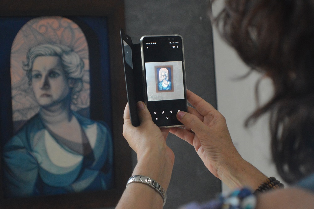 Turista vasca capta el retrato de la madre del pintor, Margarita Moreno Alcazar. Foto: Ángel Marqués Dolz.