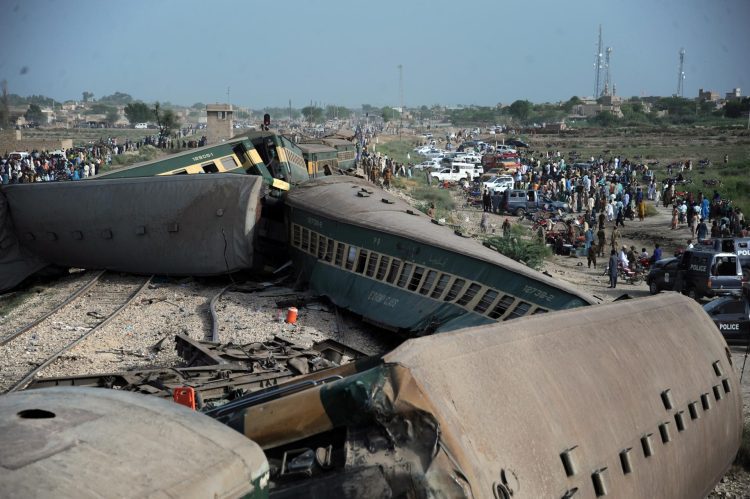 A la anticuada infraestructura, que hace que los accidentes de tren sean frecuentes en Pakistán, se suma la amenaza de atentados de grupos insurgentes. Foto: NADEEM KHAWER/EFE/EPA.