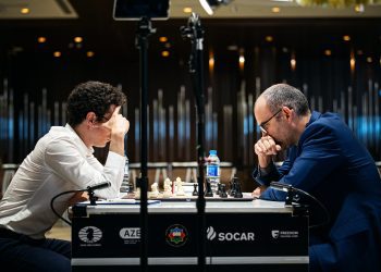 Fabiano Caruana y Leinier Dominguez en cuartos de finales de la Copa del Mundo.  Foto: Anna Shtourman/Fide.