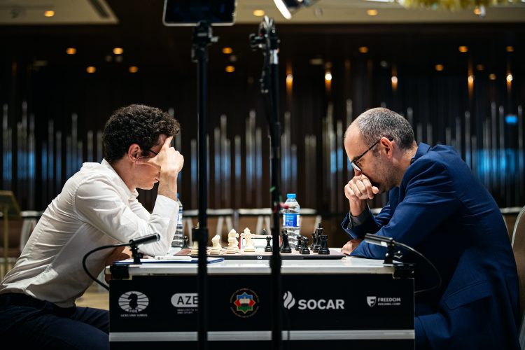 Fabiano Caruana y Leinier Dominguez en cuartos de finales de la Copa del Mundo.  Foto: Anna Shtourman/Fide.