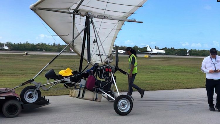 El ala delta motorizada pilotada por los dos cubanos aterrizó en el Aeropuerto Internacional de Cayo Hueso el 25 de marzo. Foto: AP.