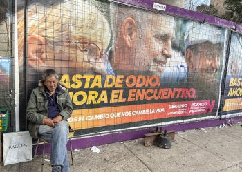 Un hombre en Buenos Aires, recostado en el afiche para la candidatura presidencial del actual gobernador de la ciudad. Foto: Kaloian Santos Cabrera.