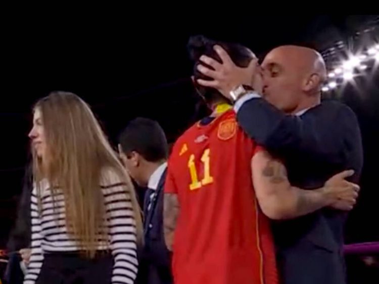 Captura de pantalla del momento en que Luis Rubiales, presidente de la RFEF besa de improviso a la delantera Jennifer Hermoso. A la izquierda, la infanta Sofía.