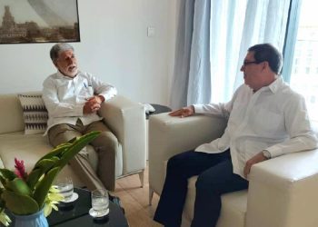 El canciller cubano, Bruno Rodríguez, y el jefe de la Asesoría Especial de la Presidencia de Brasil, Celso Amorim, durante un encuentro en La Habana. Foto: @BrunoRguez / Twitter.