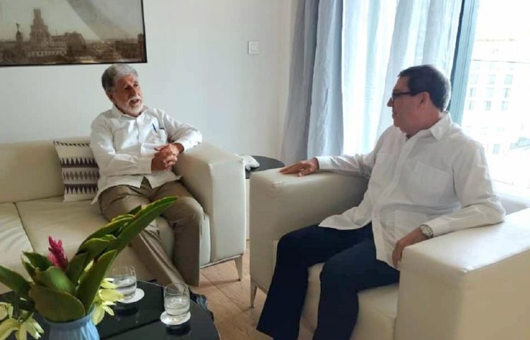 El canciller cubano, Bruno Rodríguez, y el jefe de la Asesoría Especial de la Presidencia de Brasil, Celso Amorim, durante un encuentro en La Habana. Foto: @BrunoRguez / Twitter.