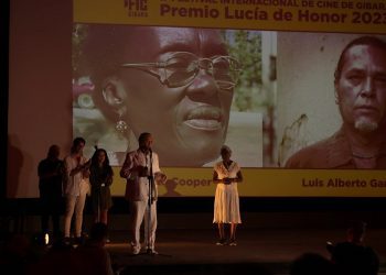 Luis Alberto García, junto a Violetta Cooper, agradece el premio Lucía de Honor. Foto: Festival Internacional de Cine de Gibara.