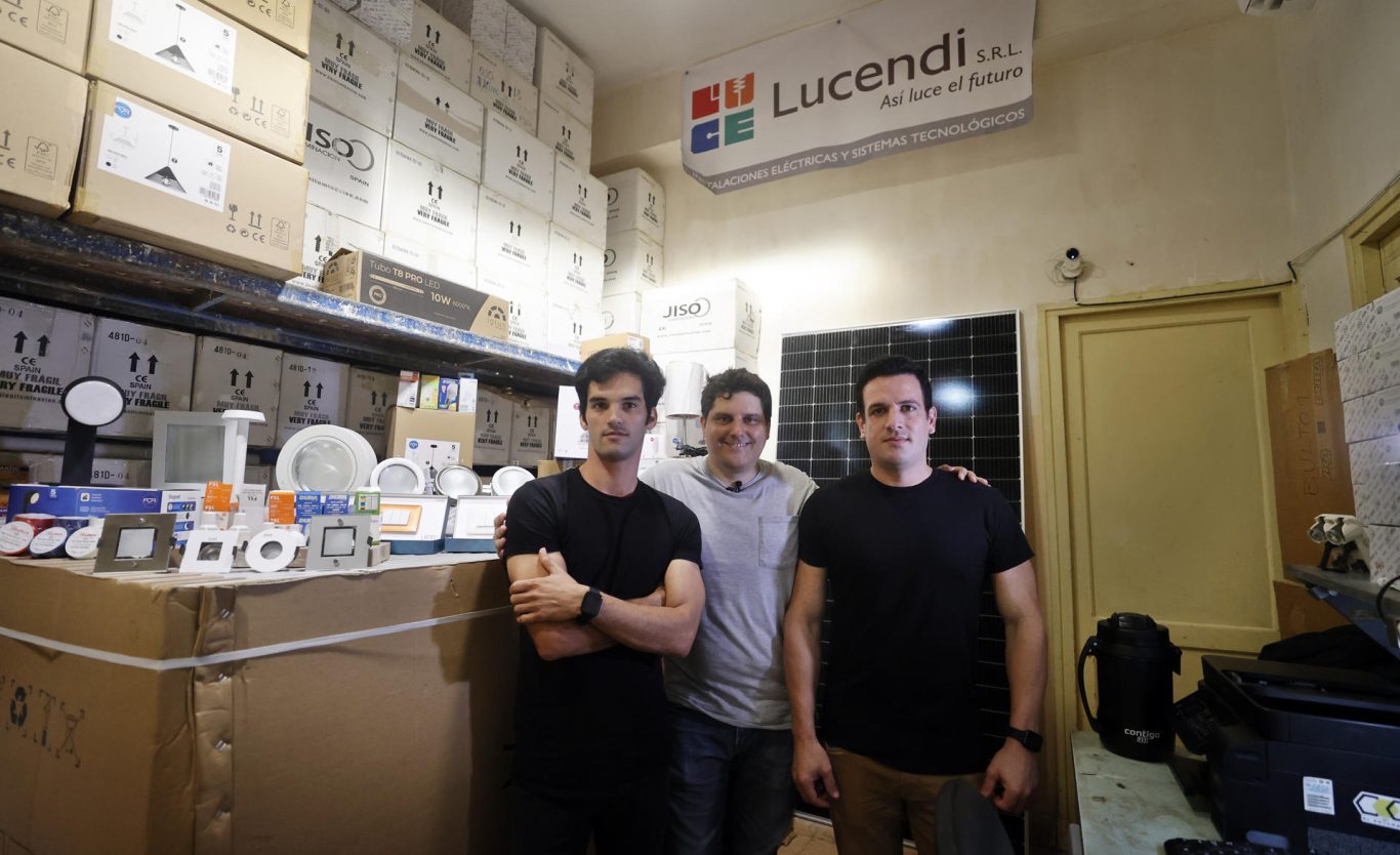 Javier Amador Sala (i), Camilo Condis (c) y César Santos (d), socios de Lucendi, que comercializa artículos eléctricos y de energía renovable. Foto: Ernesto Mastrascusa/Efe.