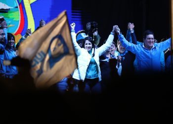 Luisa González (c), acompañada de su fórmula vicepresidencial Andrés Arauz (d), saludan a sus seguidores en Quito. Foto:  Jose Jacome/Efe.