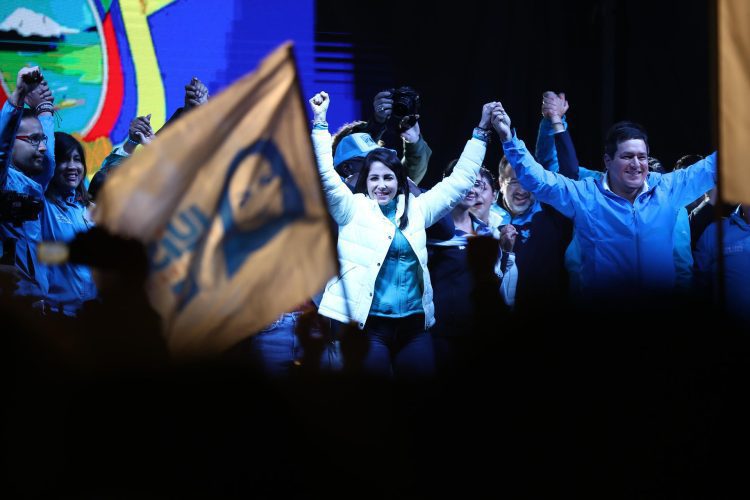 Luisa González (c), acompañada de su fórmula vicepresidencial Andrés Arauz (d), saludan a sus seguidores en Quito. Foto:  Jose Jacome/Efe.