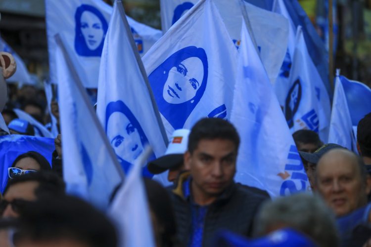 Seguidores de la candidata a la presidencia de Ecuador del movimiento Revolución Ciudadana (RC), Luisa González, durante el cierre de su campaña Foto: EFE/José Jácome.
