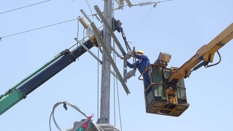 Técnicos de la Empresa Eléctrica en Pinar del Río tras el paso del huracán Idalia. Foto: @AmarisAylaQba / Twitter.