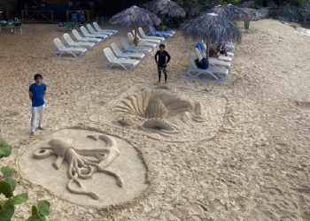 Dos de los participantes junto a las esculturas de arena. Foto: Hotel Club Amigo Atlántico Guardalavaca/Facebook.