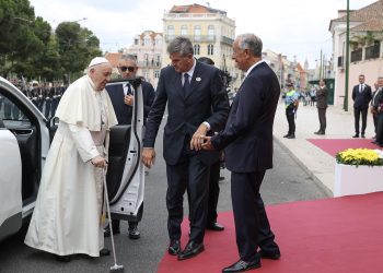 El presidente Marcelo Rebelo recibe al papa Francisco. Foto: TIAGO PETINGA/EFE/EPA.