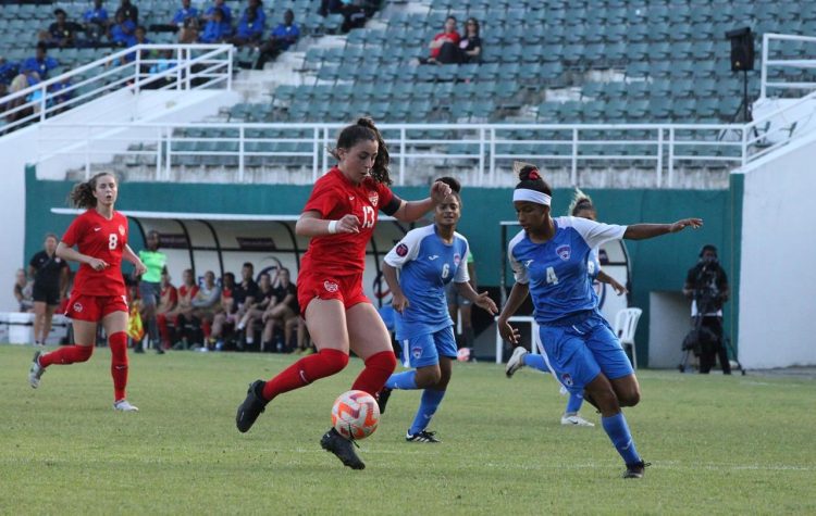 Equipo feménino cubano de futbol (uniforme azul) enfrenta a Canadá en el Campeonato Sub-20 de la Concacaf 2023. Foto: NSNews.