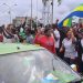 Personas celebran en las calles de Akanda, Gabón, tras el anuncio de golpe de estado. Foto: EFE/EPA/STRINGER