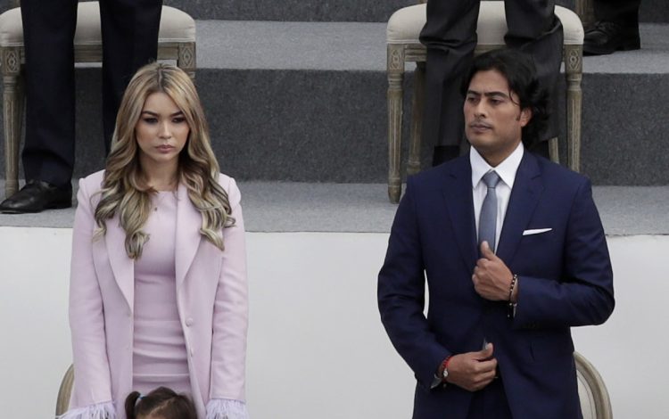 Fotografía de archivo fechada que muestra a Nicolás Petro (d), hijo del presidente de Colombia, Gustavo Petro, y su exesposa, Daysuris Vásquez, durante la ceremonia de posesión en la Plaza Bolívar de Bogotá. Foto: Carlos Ortega / EFE / Archivo.