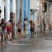 Residentes en La Habana sacan agua de sus casas en agosto de 2023 tras el paso de Idalia. Foto: Ernesto Mastrascusa.