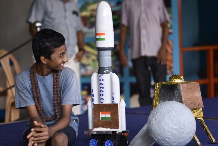 Un niño mira una réplica de la misión Chandrayaan-3 de la Organización de Investigación Espacial de la India (ISRO) durante la transmisión en vivo de su aterrizaje suave en el Polo Sur de la Luna, en el Centro de Ciencia y Tecnología de Tamil Nadu, en Chennai, India, el 23 de agosto de 2023. India se convirtió en la primera nación en aterrizar en el polo sur de la Luna y solo la cuarta nación en lograrlo, ISRO lo confirmó en X (anteriormente Twitter) diciendo: '¡Llegué a mi destino y tú también!' Chandrayaan-3 ha logrado un alunizaje suave en la luna. Foto: EFE/EPA/IDREES MOHAMMED.