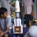Un niño mira una réplica de la misión Chandrayaan-3 de la Organización de Investigación Espacial de la India (ISRO) durante la transmisión en vivo de su aterrizaje suave en el Polo Sur de la Luna, en el Centro de Ciencia y Tecnología de Tamil Nadu, en Chennai, India, el 23 de agosto de 2023. India se convirtió en la primera nación en aterrizar en el polo sur de la Luna y solo la cuarta nación en lograrlo, ISRO lo confirmó en X (anteriormente Twitter) diciendo: '¡Llegué a mi destino y tú también!' Chandrayaan-3 ha logrado un alunizaje suave en la luna. Foto: EFE/EPA/IDREES MOHAMMED.