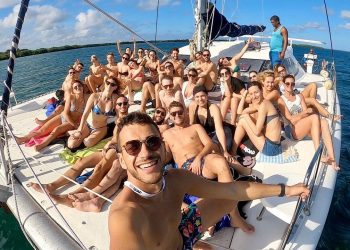 Jóvenes europeos de turismo en Cuba. Foto: Tomada de WeRoad.