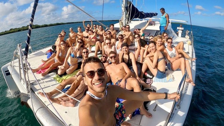 Jóvenes europeos de turismo en Cuba. Foto: Tomada de WeRoad.