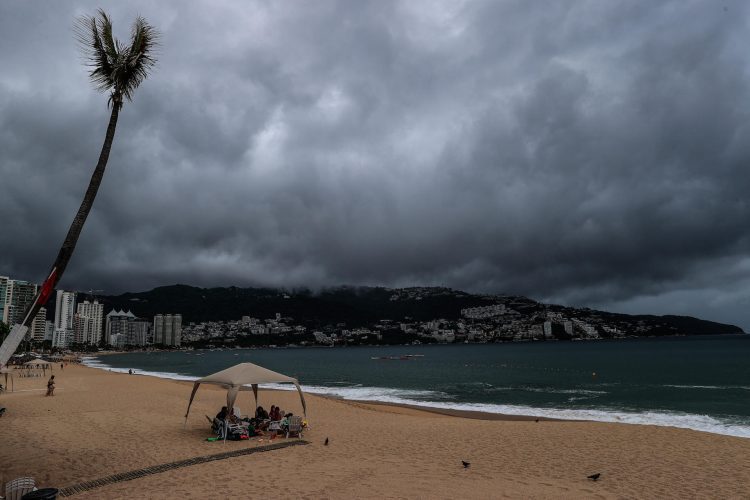 Una playa cubierta de nubes grises este sábado, en el balneario de Acapulco, estado de Guerrero (México).Foto: David Guzmán/EFE.