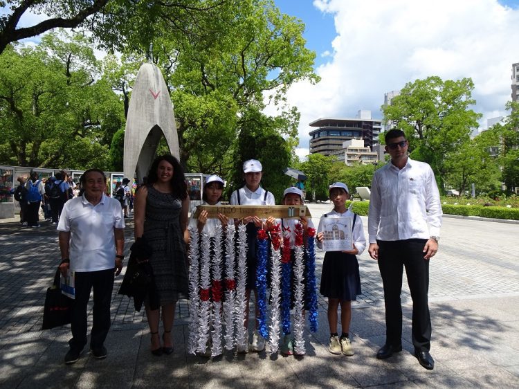 Niños cubanos ofrendan 1000 grullas al monumento a la Paz en la ciudad japonesa de Hiroshima. Foto: Facebook / Embajada de Cuba en Japón.