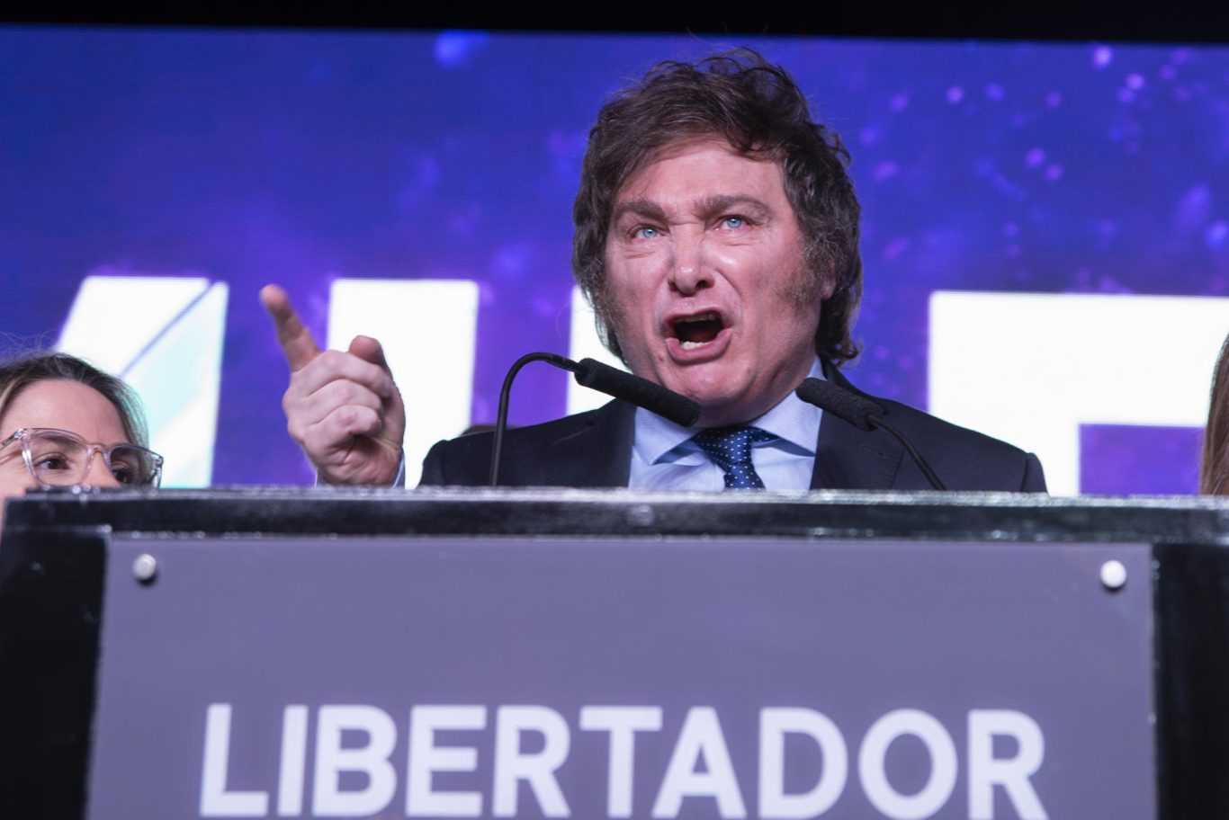 El economista ultraliberal Javier Milei durante un mitin tras conocer los resultados de las primarias, 13 de agosto de 2023, en Buenos Aires. Foto: EFE/Gala Abramovich.
