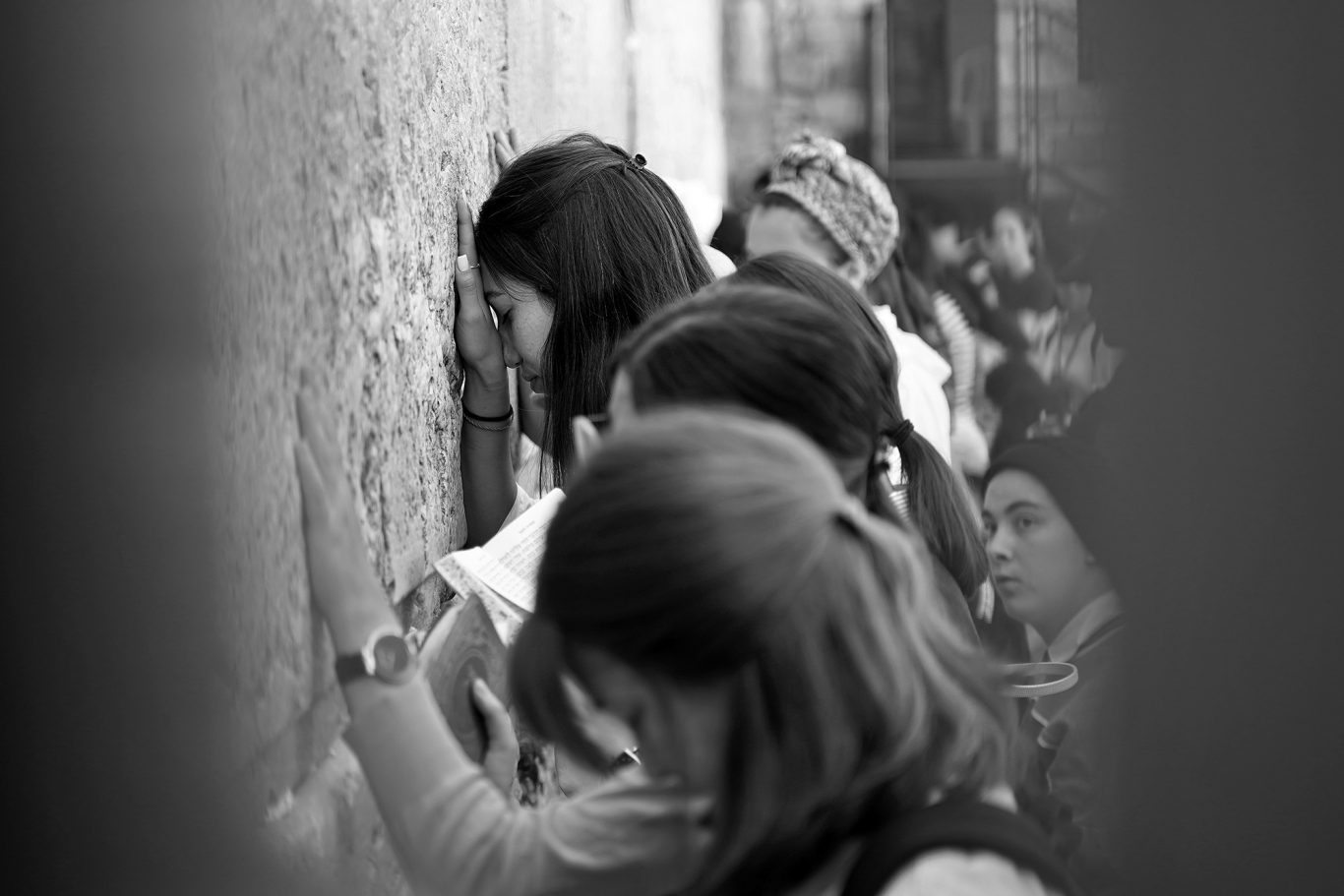 Mujeres oran en la sección femenina del Muro de las Lamentaciones, la más pequeña y en la que deben vestir según un estricto código. Foto: Alejandro Ernesto.