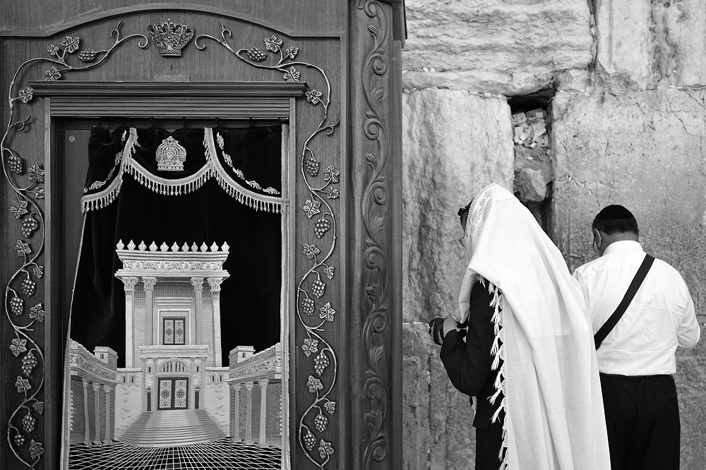 En armarios como estos, con la imagen del Segundo Templo, se guardan los rollos de la Torá usados en las ceremonias judías. Foto: Alejandro Ernesto.