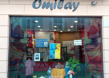 Fachada de “Omilay”, tienda de artículos religiosos afrocubanos ubicada en el centro de Zaragoza. Foto: Nayara Ortega Someillán.