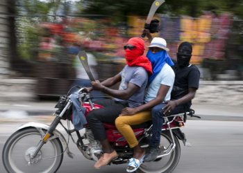 Tres pandilleros se desplazan por la capital haitiana aterrorizando la población. | Foto: Getty