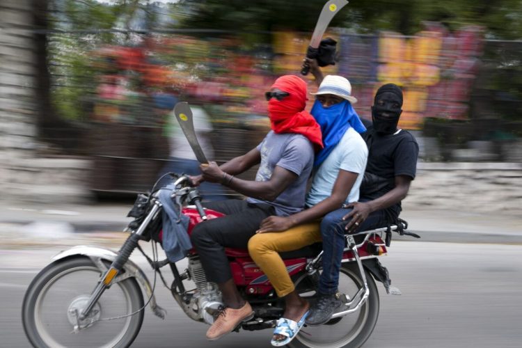Tres pandilleros se desplazan por la capital haitiana aterrorizando la población. | Foto: Getty