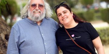 El cantautor cubano Pedro Luis Ferrer junto a su hija Lena. Foto: Perfil de Facebook de Pedro Luis Ferrer.