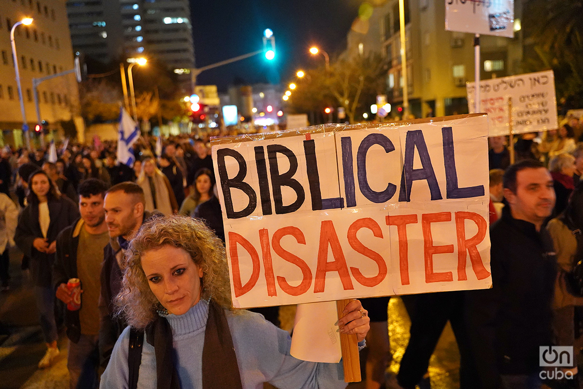 Una de las primeras manifestaciones contra la reforma judicial, en Tel Aviv, en los alrededores de la recién nombrada Plaza de la Democracia. Foto: Alejandro Ernesto.