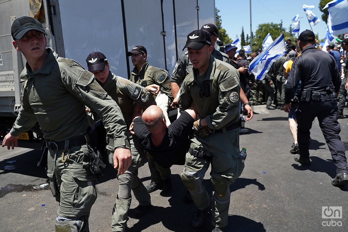 Durante las protestas la semana pasada frente a la Knéset algunos manifestantes fueron detenidos por la policía. Foto: Alejandro Ernesto.