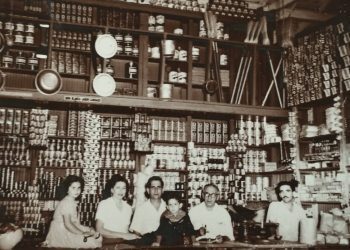 Conrado Durán y su familia en su tienda "Casa Durán".