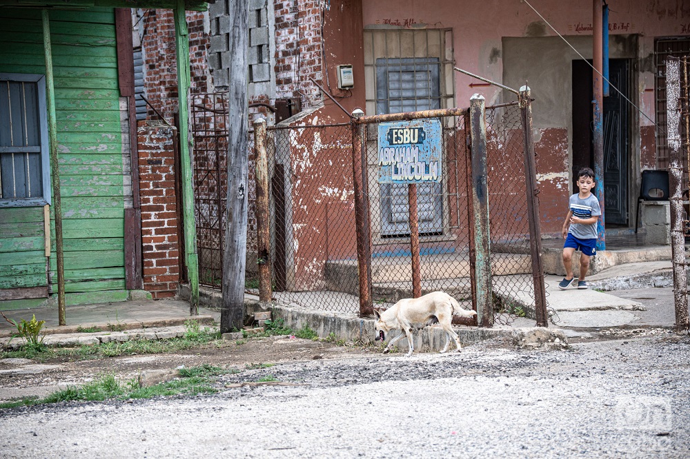 Los niños pequeños juegan en la secundaria cuando no hay clases. Foto: Jorge Ricardo.