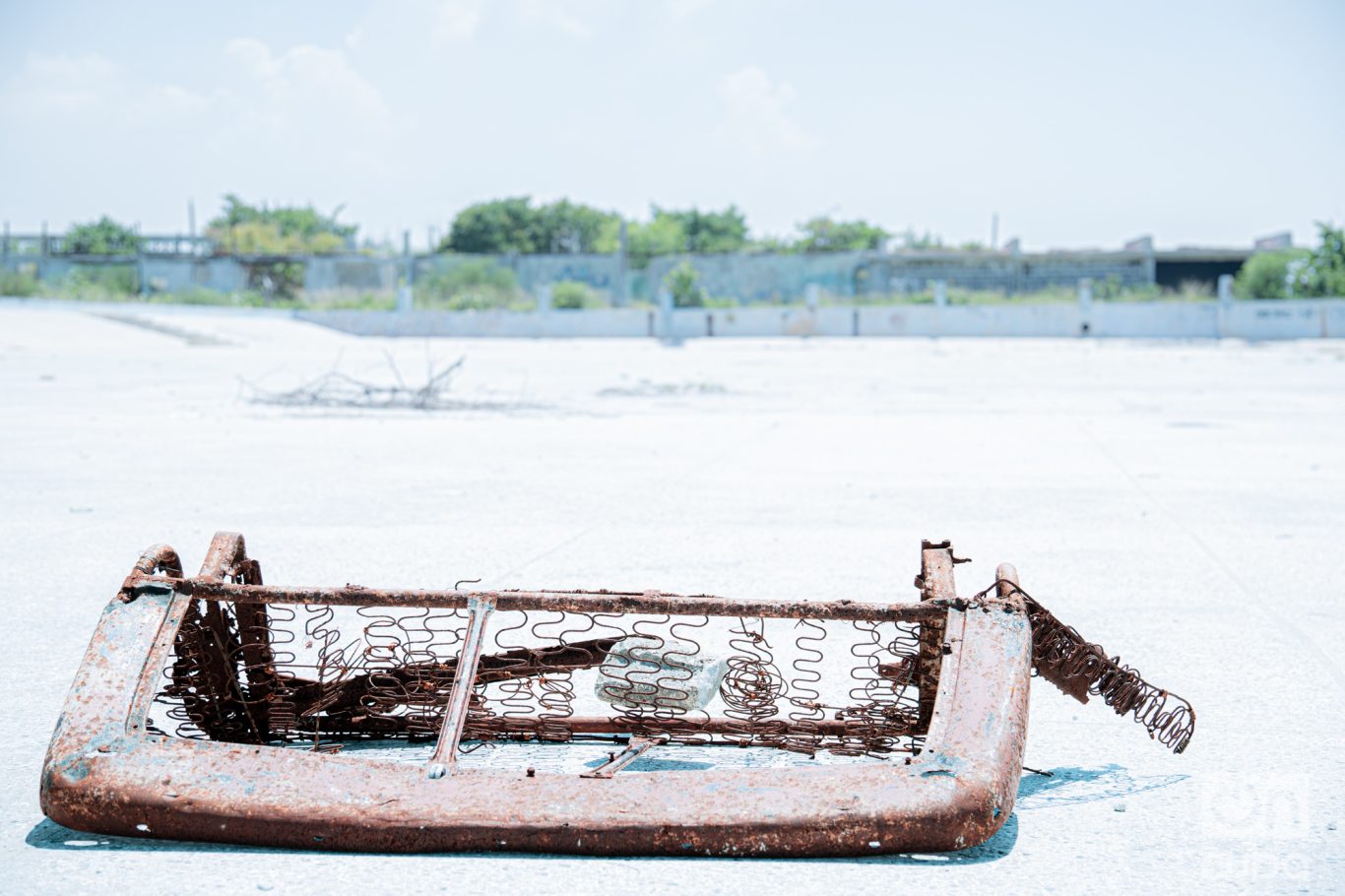 Lo que fue un asiento en lo que fue una piscina. Foto: Jorge Ricardo.