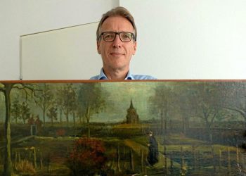 El detective de arte Arthur Brand, conocido como el “Indiana Jones del arte”, sostiene el cuadro llamado “Spring Garden”, del célebre pintor Vincent van Gogh, robado en 2020 y recién recuperado por él. Foto: AFP vía hindustantimes.com